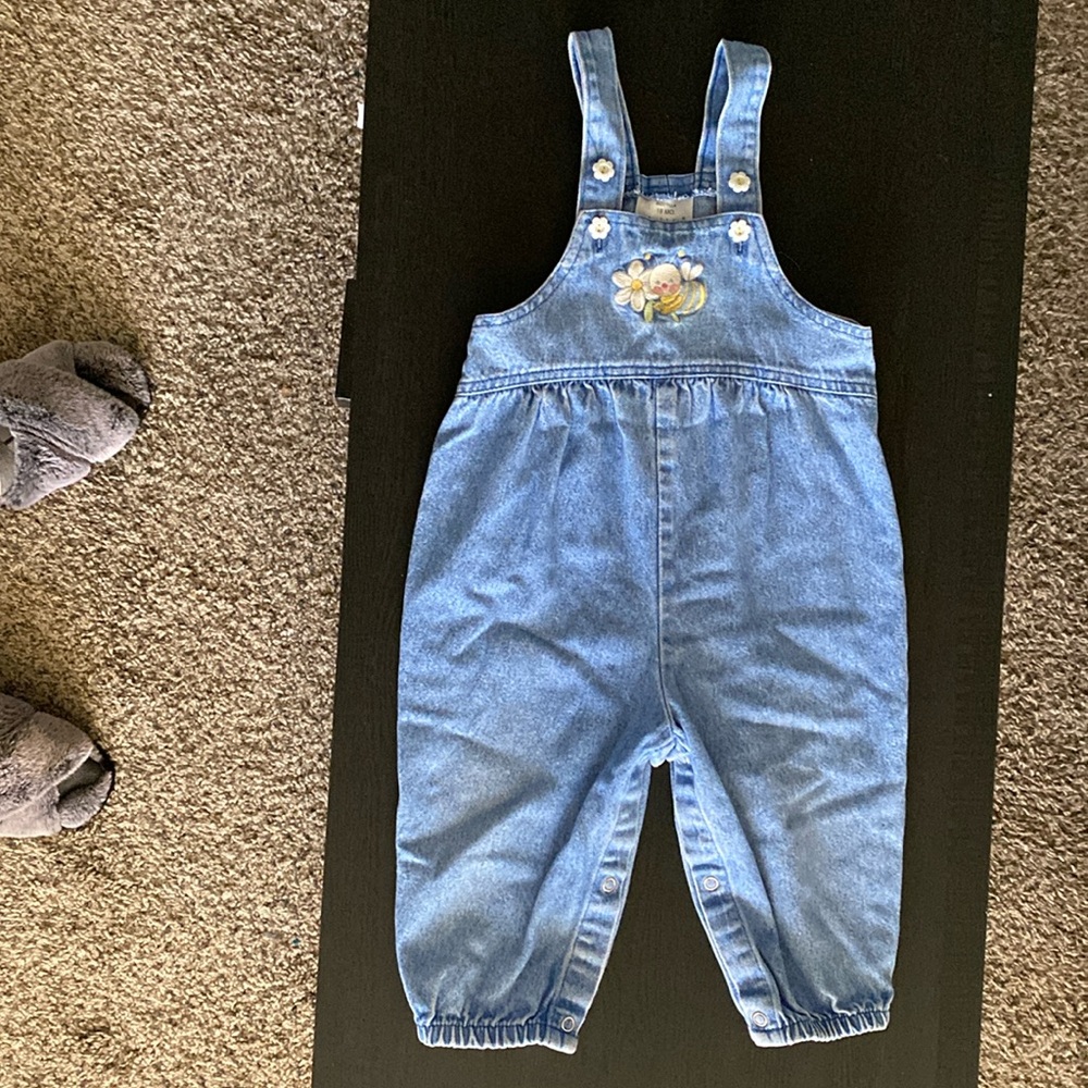 Infant girls jumper with buttons.